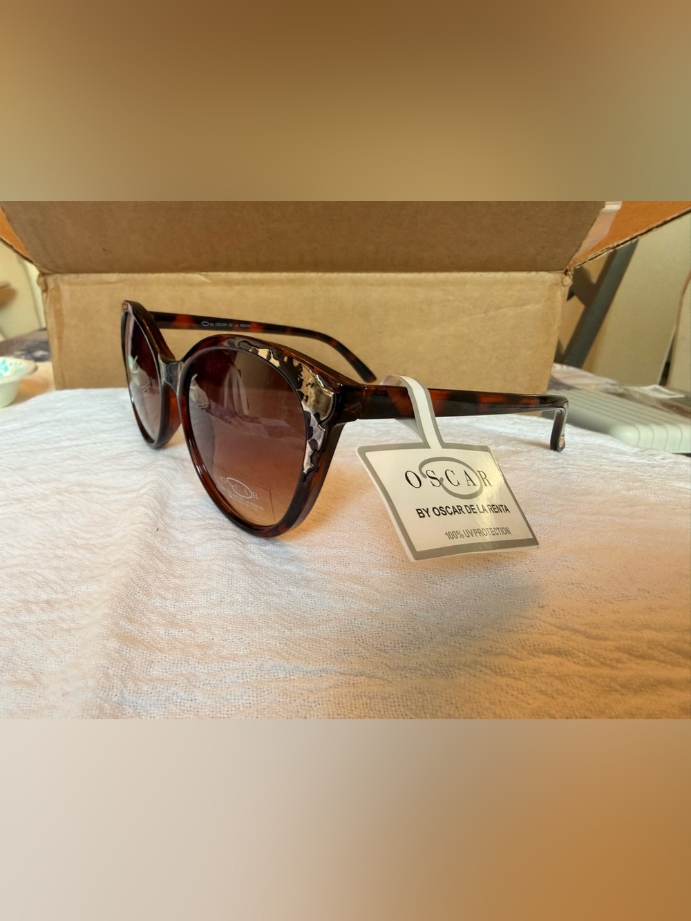 Oscar de la Renta Tortoiseshell Brown Round Women's Sunglasses - Picture 2 of 6